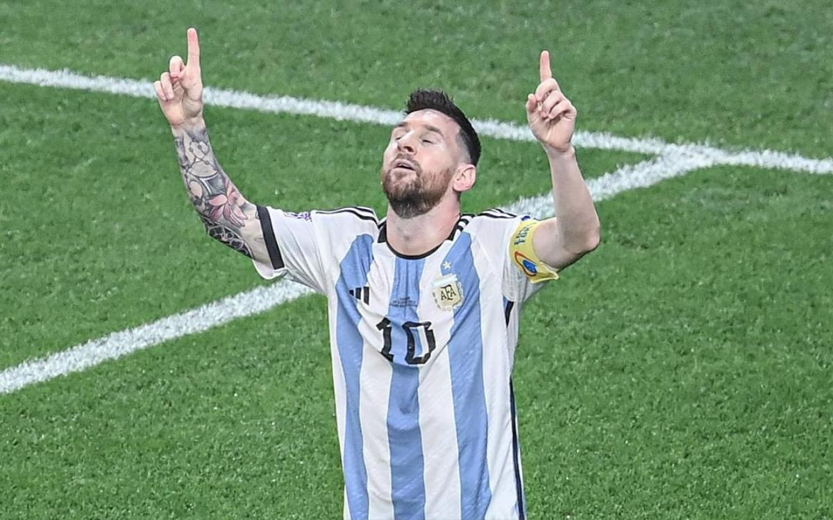 Messi vượt qua Diego Maradona cán mốc 1000 trận và 789 bàn thắng