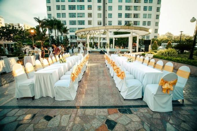 Lễ cưới của Bo Trần và Thánh Thiện thực hiện ngay chung cư mà hai bạn đang ở.