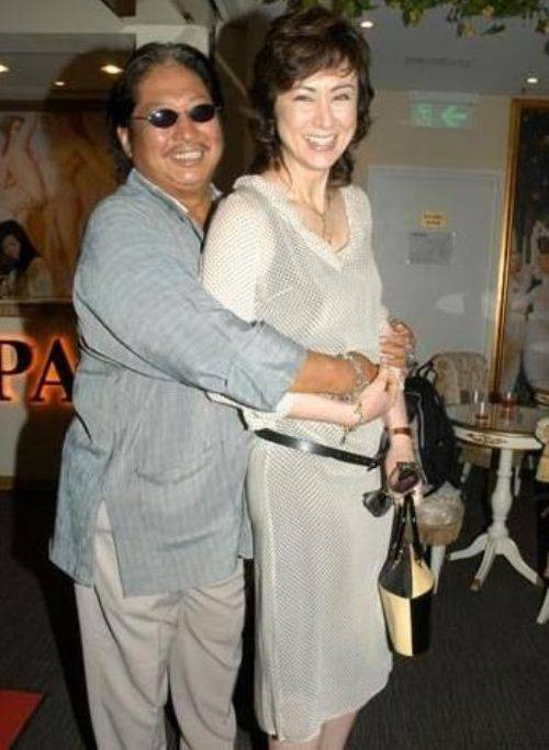“Ông béo giỏi võ thuật” Hồng Kim Bảo kết hôn lần hai với Hoa hậu Hong Kong 1984 Cao Lệ Hồng năm 1991. Cũng vì Cao, Hồng vội ly hôn với người vợ đầu Hàn Quốc.