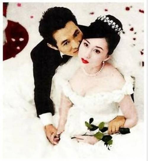 Lý Liên Kiệt có hai đời vợ, vợ thứ hai đang sống với anh đến thời điểm này là Lợi Trí - Hoa hậu châu Á 1986. Tài tử nổi tiếng cũng vì mải mê đắm sắc đẹp của Hoa hậu mà vội vàng ly hôn với người vợ gắn bó keo sơn từ thuở hàn vi.