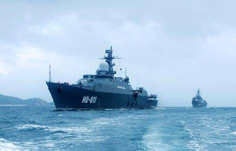 Hai chiến hạm của hải quân Việt Nam: HQ11-Lý Thái Tổ, HQ12-Đinh Tiên Hoàng đang tuần hành trên vịnh Cam Ranh