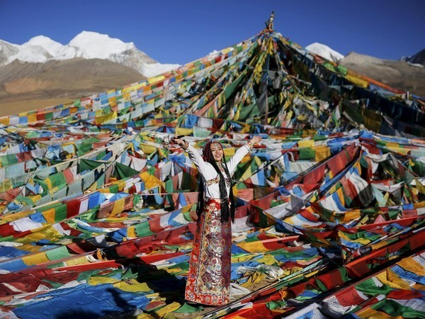 Cô gái Jingli trong trang phục truyền thống của người Tibet để chụp ảnh cưới tại núi Nianqing Tanggula, khu tự trị Tibet, Trung Quốc.