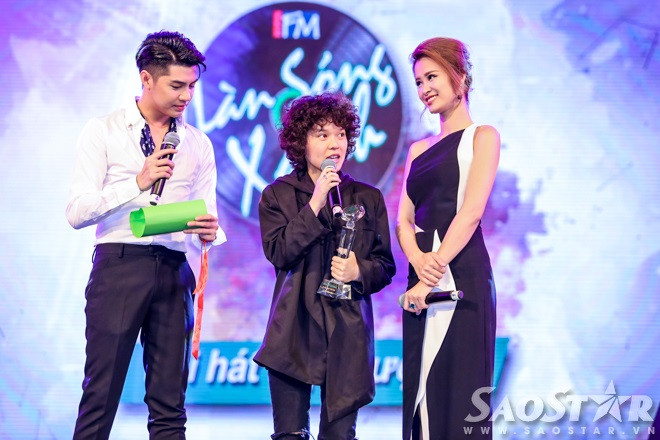 Một gương mặt khác cũng “gom” tận 3 giải là Tiên Tiên với Top 10 nhạc sĩ có bài được yêu thích nhất, Bài hát hiện tượng - bản hit Say You Do và Tác giả có nhiều ca khúc được yêu thích nhất. Chia sẻ trong lúc nhận giải, ca nhạc sĩ trẻ cho biết bản thân hơi khúm núm vì chỉ xem mình như một tác giả thay vì nhạc sĩ bởi cô cảm thấy cần học hỏi, trau dồi nhiều hơn.