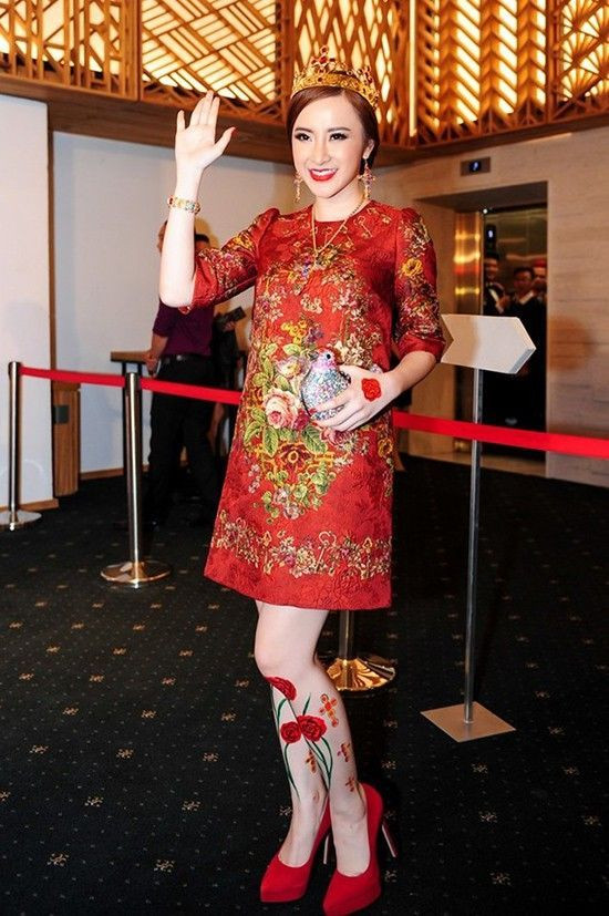 Angela Phương Trinh nổi bật trên thảm đỏ sự kiện thời trang với váy thêu dáng suông tông màu cam mới nhất của thương hiệu Dolce&Gabbana có giá khoảng 3.000 USD.