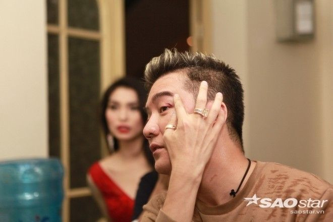 Đồng thời anh yêu cầu mọi người không suy diễn sang câu chuyện khác khác nhé. Đàm Vĩnh Hưng nhấn mạnh: "Kiếm tiền cực chảy máu mắt là vậy đó! Không dễ ăn của ngoại đâu nhé con!”