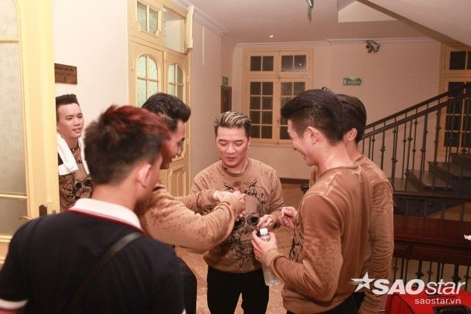 Biểu diễn trong đêm nhạc còn có ca sĩ Đàm Vĩnh Hưng. Trong hậu trường, anh vui vẻ trò chuyện cùng các thành viên nhóm nhảy Bước nhảy.