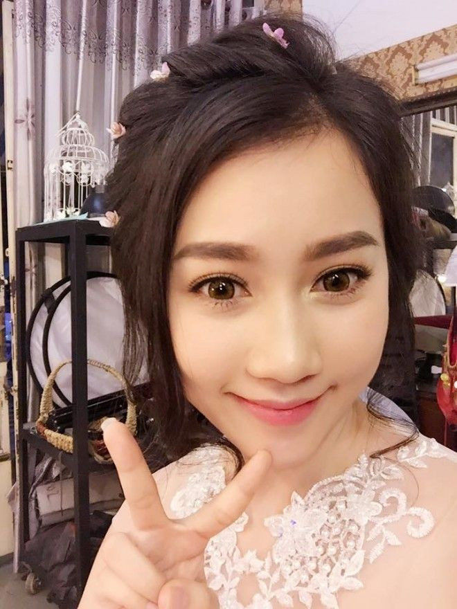 Lona Huỳnh Hồng Loan với xu hướng tóc búi đầy lãng mạn với kiểu tóc cài hoa trên đầu.