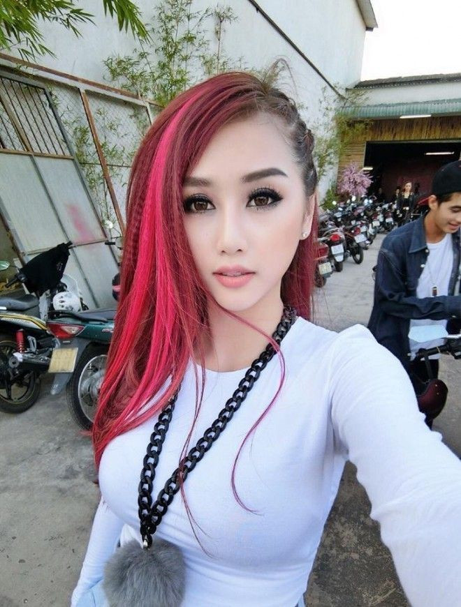DJ Yuu thu hút với tóc light hồng tết nửa đầu.
