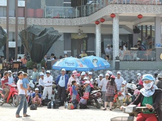 Cảnh hành khách chờ đợi xuống tàu vào đất liền.