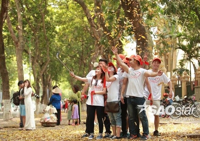 Team nhảy múa đùa vui cùng lá vàng.