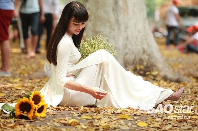 Thật đẹp khi tà áo dài trải lên thảm lá vàng.