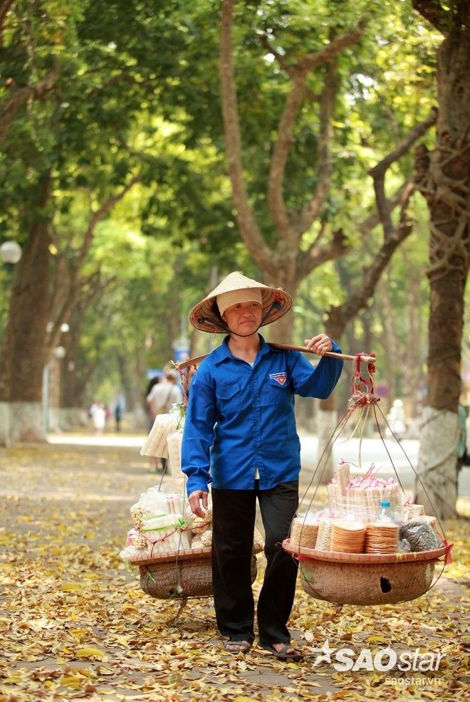 Con đường không thể thiếu những người bán rong.