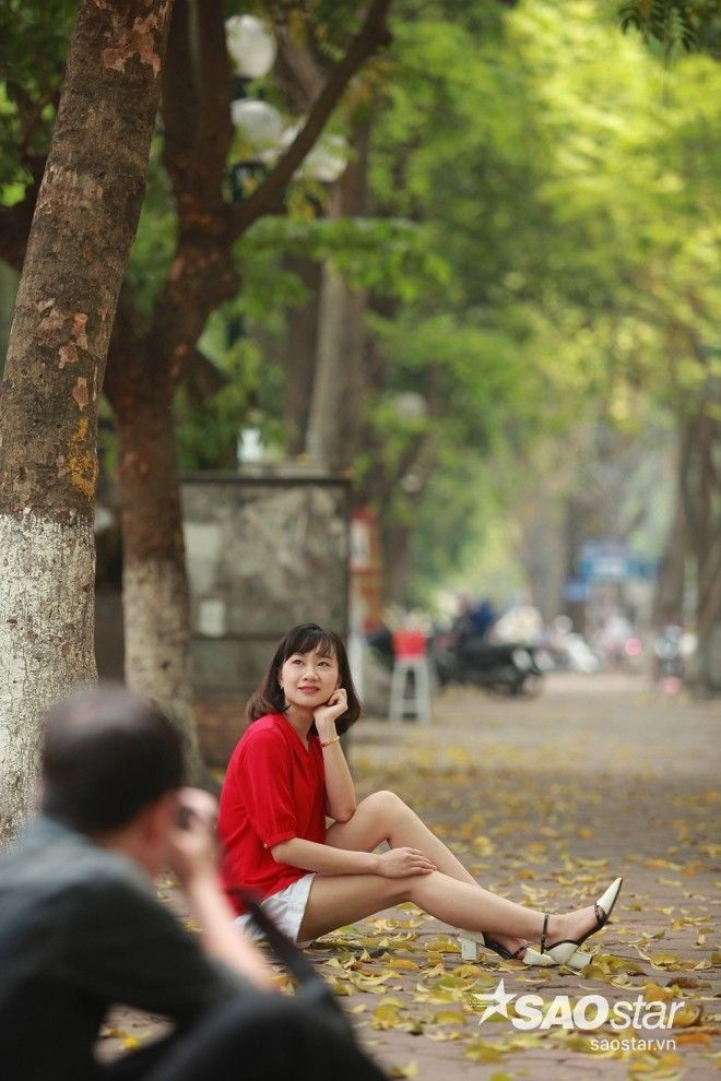 Con phố quen thuộc Phan Đình phùng vào mùa thay lá là điểm các bạn trẻ ghi lại khoảng khác đẹp của thiên nhiên.