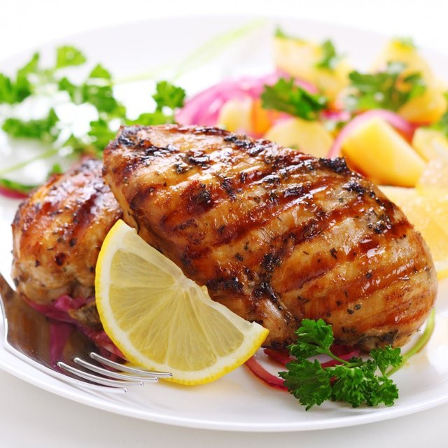 Ức gà là loại thịt chứa nhiều protein và ít calo. Một bữa ăn của cô út nhà KARA bao gồm từ 1 đến 2 phần ức gà cùng các loại hoa quả khác.