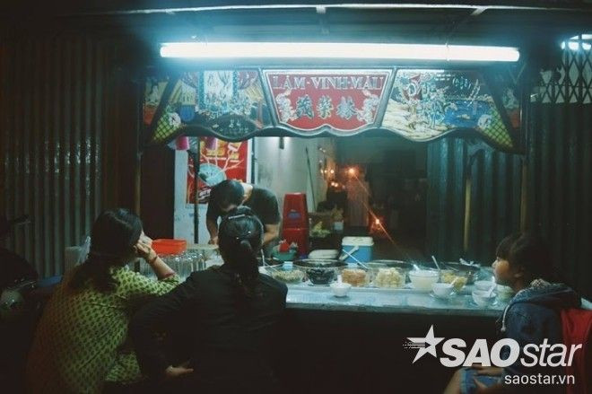 Những khách hàng bên xe chè Tàu lâu đời.