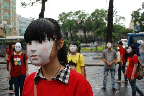 Đằng sau chiếc mặt nạ kia là gì?