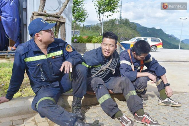 Lực lượng cứu hộ cứu nạn mệt mỏi sau mấy ngày trong rừng.