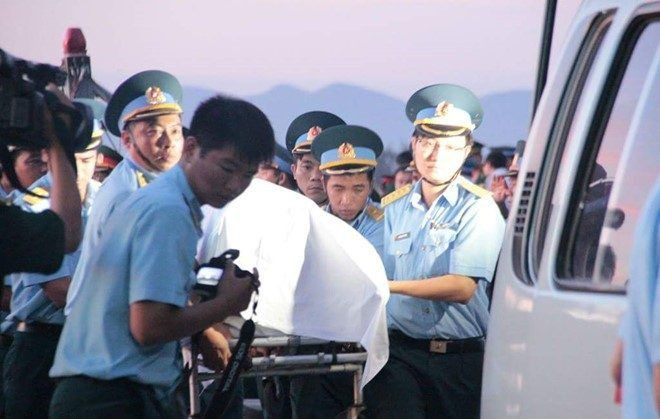 Thi thể phi công Khải được đưa về nhà tang lễ Quân khu 4. Ảnh: Phạm Hoà.