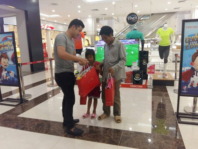 Đại diện siêu thị trao phần quà cho 2 cha con - (Ảnh: Facebook C.K)