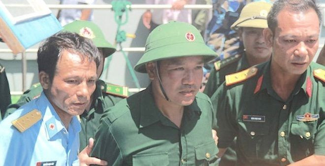 Phi công Nguyễn Hữu Cường sau khi được ngư dân cứu trở về đất liền. Ảnh: VOV