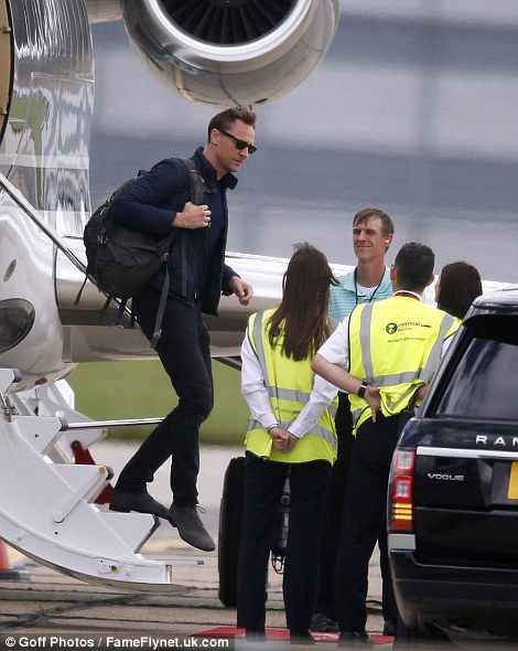 Tom Hiddleston bước xuống từ phi cơ riêng của Taylor và chuẩn bị gặp gia đình.
