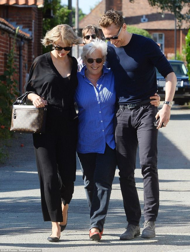 Taylor Swift đã gặp mẹ của Tom Hiddleston và cùng đi chơi với gia đình anh.