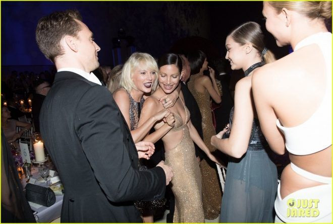 Tom đã khiêu vũ cùng Taylor trong buổi tiệc.