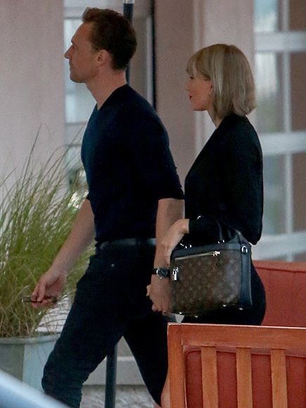 Tom Hiddleston nắm tay Taylor Swift. Cả hai cùng mặc đồ "tông xuỵt tông".