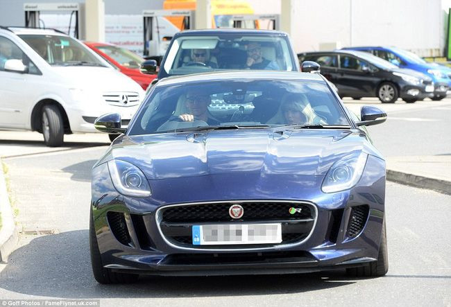 Tom đưa Taylor đi dạo London bằng xe Jaguar.