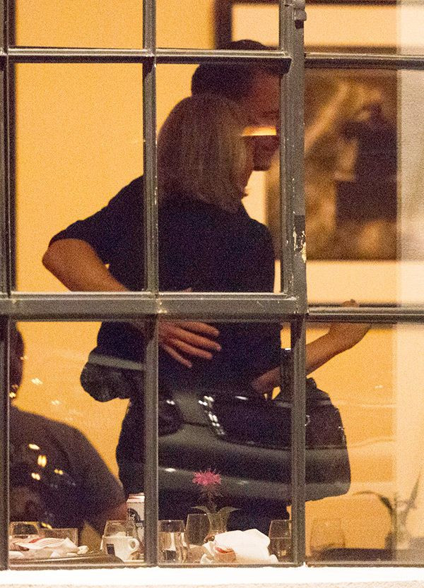 Tom Hiddleston thân mật cùng Taylor Swift.