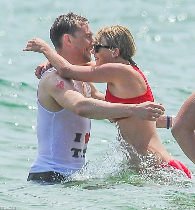 Tom Hiddleston bận áo ' I love T.S' và hình xăm giả mang chữ ' T'