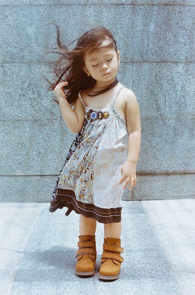 Bé Sol với chiếc váy maxi phong cách digan cùng đôi boot màu nâu gợi hình ảnh của ca sĩ Đoan Trang.