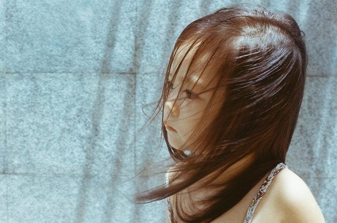 "Sáng qua cậu Hiếu có máy chụp phim mới nên rủ Sol đi chụp hình... Mẹ dặn con có thể nhìn xuống nhìn lên, nhìn qua lại nhưng hôm nay đừng nhìn ống kính nhé! Không biết tại Sol nghe lời mẹ dặn hay tại chỉ có cậu là cậu của con nên mới có thể bắt được những khoảnh khắc này..." - Đoan Trang hạnh phúc viết.