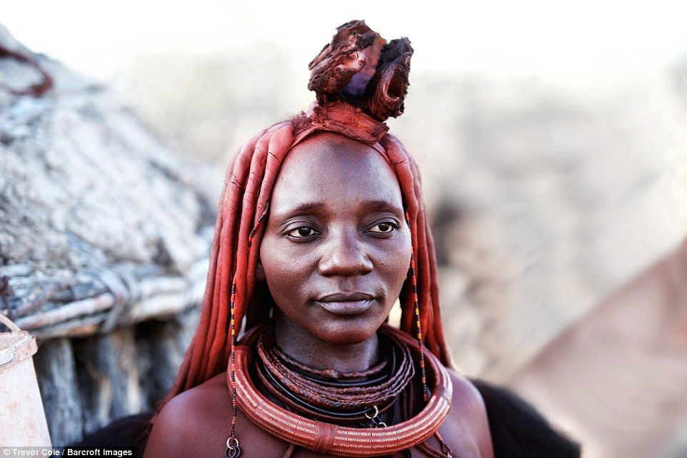 Người Himba quan niệm, màu đỏ trong đất sét bôi lên da là may mắn, nó tượng trưng cho trái đất và màu của máu, đó là những thứ quan trọng để tạo nên sự sống của con người.
