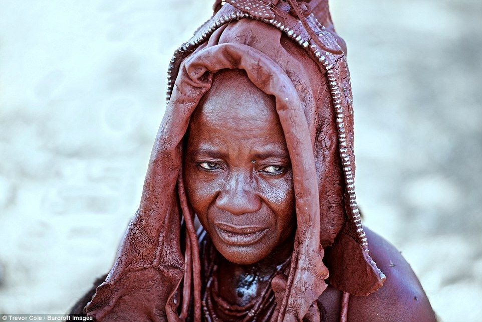 Ngoài ra, tất cả tộc người Himba còn sử dụng hỗn hợp đất sét đỏ này để bôi lên cơ thể, nó có tác dụng bảo vệ làn da của họ dưới tác động mạnh mẽ của ánh nắng mặt trời.