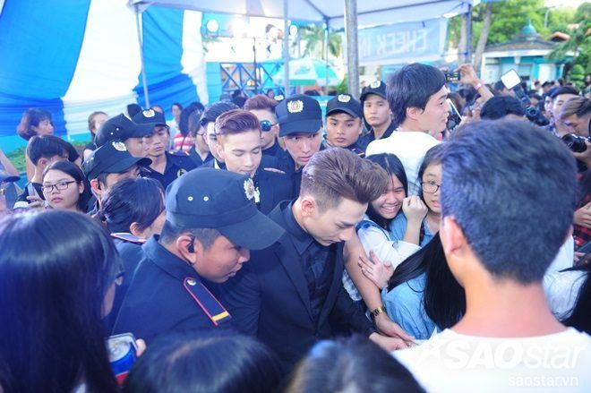 Will, Jun, S.T và Isaac phải rất khó khăn di chuyển trong vòng vây người hâm mộ.