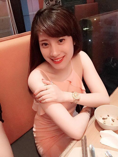 Ngược lại ngoài đời Tú là một cô gái duyên dáng, nữ tính.
