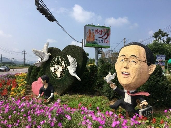 Tượng Tổng thư ký Liên Hợp Quốc Ban Ki-moon ở lối vào huyện Eumseong. Ảnh:Washington Post