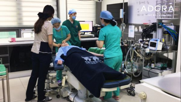 Mắt và mũi Dany được thực hiện phẫu thuật tại Hàn Quốc. Chi phí cho hai ca tiểu phẫu khoảng 250 triệu đồng.