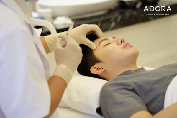 Dany chăm sóc da và tắm trắng tại Adora với chi phí 200triệu/năm. Công nghệ Super Young Skin được anh chàng tin tưởng sử dụng để “biến hóa” làn da.