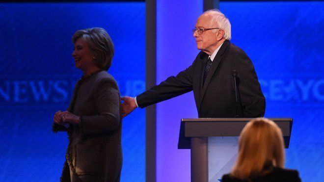 Bà Hillary Clinton và cựu đối thủ Bernie Sanders