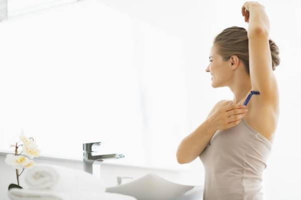 Dùng dao cạo hoặc nhíp nhiều sẽ khiến vùng da này không còn trắng sáng. Vì thế thay vì dùng dao cạo bạn nên waxing, waxing không chỉ loại bỏ tận gốc rễ của nang lông mà còn giúp da thông thoáng, mịn màng và sáng đẹp hơn.