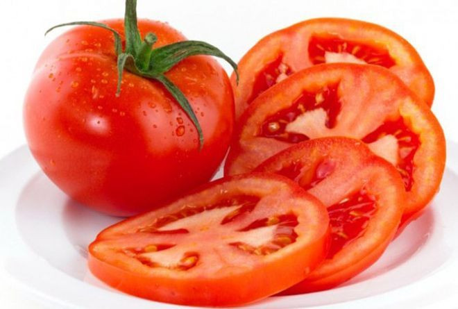 Đắp mặt nạ cà chua. Cà chua có chứa nhiều lycopene, các vitamin, khoáng chất và arbutin có tác dụng dưỡng ẩm, giúp làm da trắng hồng hơn.