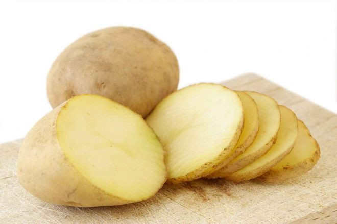 Mặt nạ Khoai tây - Các thành phần có trong khoai tây có tác dụng làm sáng da và dưỡng ẩm cho da rất hiệu quả không hề thua kém các loại mỹ phẩm đắt tiền khác. Vì thế bạn có thể tận dụng loại thực phẩm này để làm trắng vùng da dưới cánh tay.