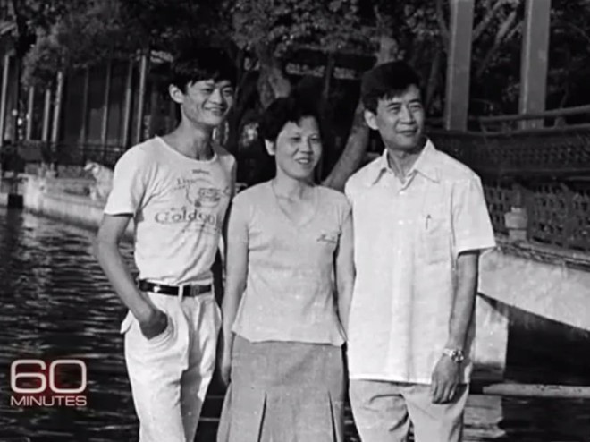 Sau khi học hết trung học, Jack Ma thi đại học nhưng trượt hai lần. Đến lần thứ ba, ông đỗ vào Học viện Sư phạm Hàng Châu và tốt nghiệp năm 1988.