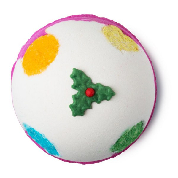 Bath bombs có nhiều hình dạng và mùi hương khác nhau. Cũng tuỳ theo loại mà giá sẽ dao động (trung bình 7 đô, tương đương 160K/cục). Có thể tham khảo trên website chính hãng của Lush hoặc mua tại cửa hàng xách tay Li-nary1994 (IG: @Linary1994) với giá 220K/em nhé!