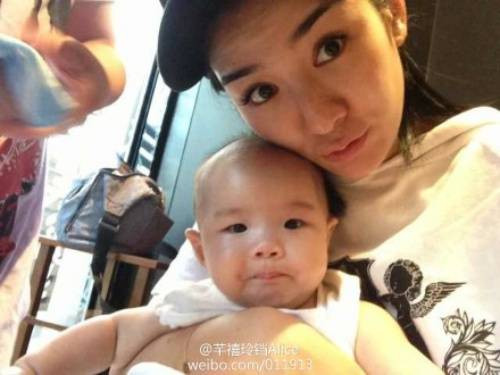 Con gái Huỳnh Dịch có vẻ ngoài không xinh. Ngay cả bố em bé cũng thốt lên lời chê con và nghi vấn vợ cũ thẩm mỹ.