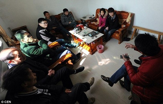 Những người đàn ông có vợ bỏ trốn đang tập hợp để trao đổi về sự việc. Ảnh: CEN