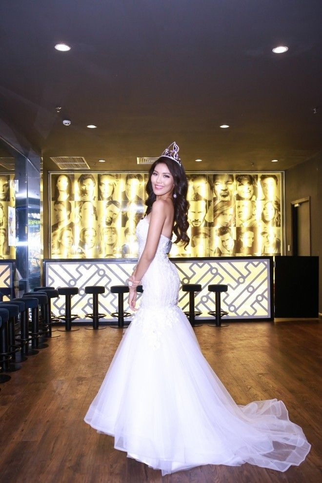 Lan Khuê lộng lẫy trong bộ đầm trắng đón tiếp Chủ tịch và Đương kim Hoa hậu Miss Grand.