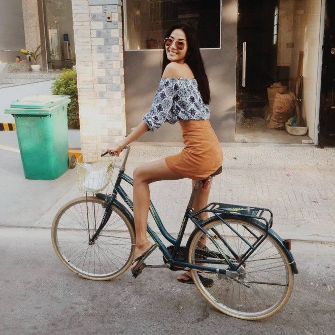 Không cần phải diện bikini, Hoàng Thùy khoe chiếc eo với độ mỏng đáng ganh tỵ qua pencil skirt màu da bò.